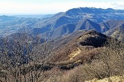 78 Vista sulla dorsale di salita al Canto Alto, sul Monte Ubione  e sul Monte Linzone